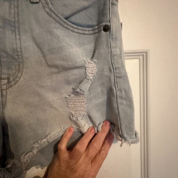 AEROPOSTALE RIPPED/ DISTRESSED FLEX EFFECTS SUPER HIGH WAISTED JEAN SHORTS Size2 - Picture 5 of 8